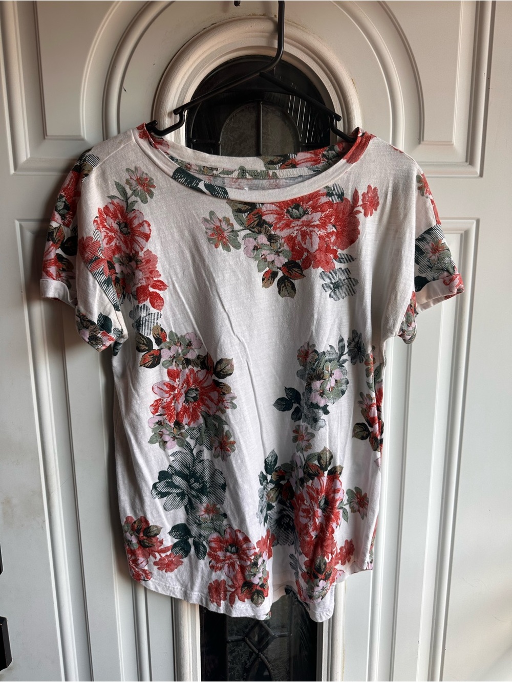 Maurices White Short-Sleeve Crewneck Tee with Red Floral Print